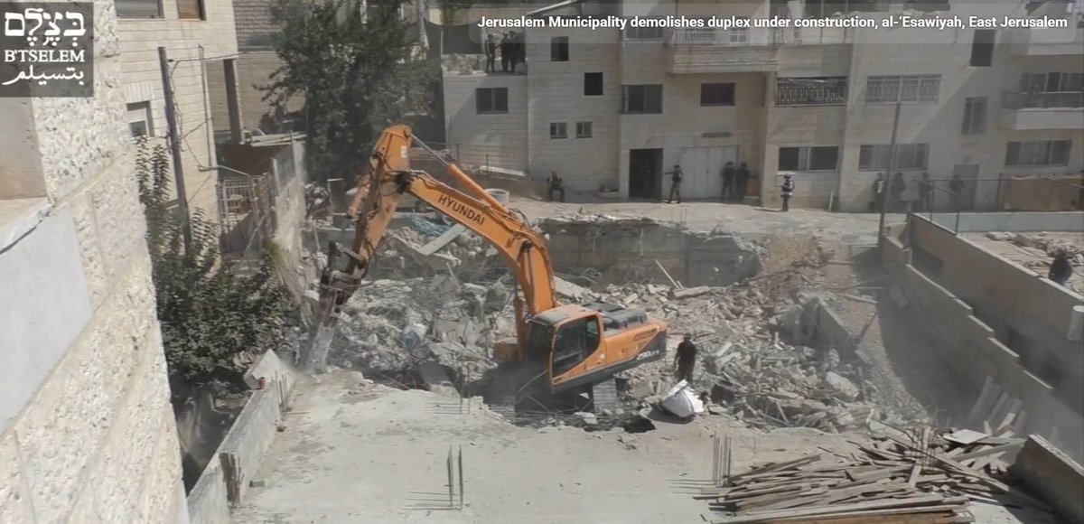 heavy_occ's tweet photo. 🚜Demolishing a two-family residential building using a Hyundai excavator in al-Isawiya, East Jerusalem, August 15 2018
🚜הריסת בית דו-משפחתי באמצעות באגר יונדאי בעיסאוויה, מזרח ירושלים, 15 באוגוסט 2018
#Isawiya #EastJerusalem #Hyundai #Aug2018 #heavy_destruction
📸@btselem https://t.co/V4lgoLShbC