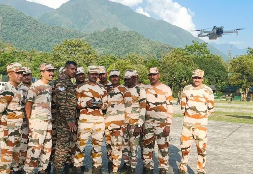 Spearcorps's tweet photo. 𝗦𝘁𝗿𝗲𝗻𝗴𝘁𝗵𝗲𝗻𝗶𝗻𝗴 𝗖𝗮𝗽𝗮𝗯𝗶𝗹𝗶𝘁𝗶𝗲𝘀, 𝗙𝗼𝘀𝘁𝗲𝗿𝗶𝗻𝗴 𝗝𝗼𝗶𝗻𝘁𝗻𝗲𝘀𝘀

#DaoDivision under #SpearCorps conducted a two-week Joint Drone and Counter-Drone Training with the Indo-Tibetan Border Police (ITBP) at Lohit NEST, Hayuliang, #ArunachalPradesh. The training enhanced proficiency in drone operations, mission planning, surveillance, maintenance and counter-drone measures, strengthening interoperability and joint operational readiness to effectively respond to emerging aerial challenges.

#SpearCorps के अंतर्गत #DaoDivision ने #ArunachalPradesh के हायुलियांग स्थित लोहित NEST में भारत-तिब्बत सीमा पुलिस (ITBP) के साथ दो सप्ताह का संयुक्त ड्रोन एवं काउंटर-ड्रोन प्रशिक्षण आयोजित किया। इस प्रशिक्षण में ड्रोन संचालन, मिशन योजना, निगरानी, रखरखाव तथा काउंटर-ड्रोन उपायों पर दक्षता विकसित करते हुए पारस्परिक समन्वय एवं संयुक्त परिचालन तैयारियों को सुदृढ़ किया गया, ताकि उभरती हवाई चुनौतियों का प्रभावी ढंग से सामना किया जा सके।

#IndianArmy #DaoDivision #SpearCorps #ITBP #JointTraining #DroneOperations #CounterDrone #ArunachalPradesh #NationFirst

@adgpi
@easterncomd
@official_dgar
@prodefgau
@prodefkohima
@HQ_IDS_India
@ProDefKolkata
@PIB_India