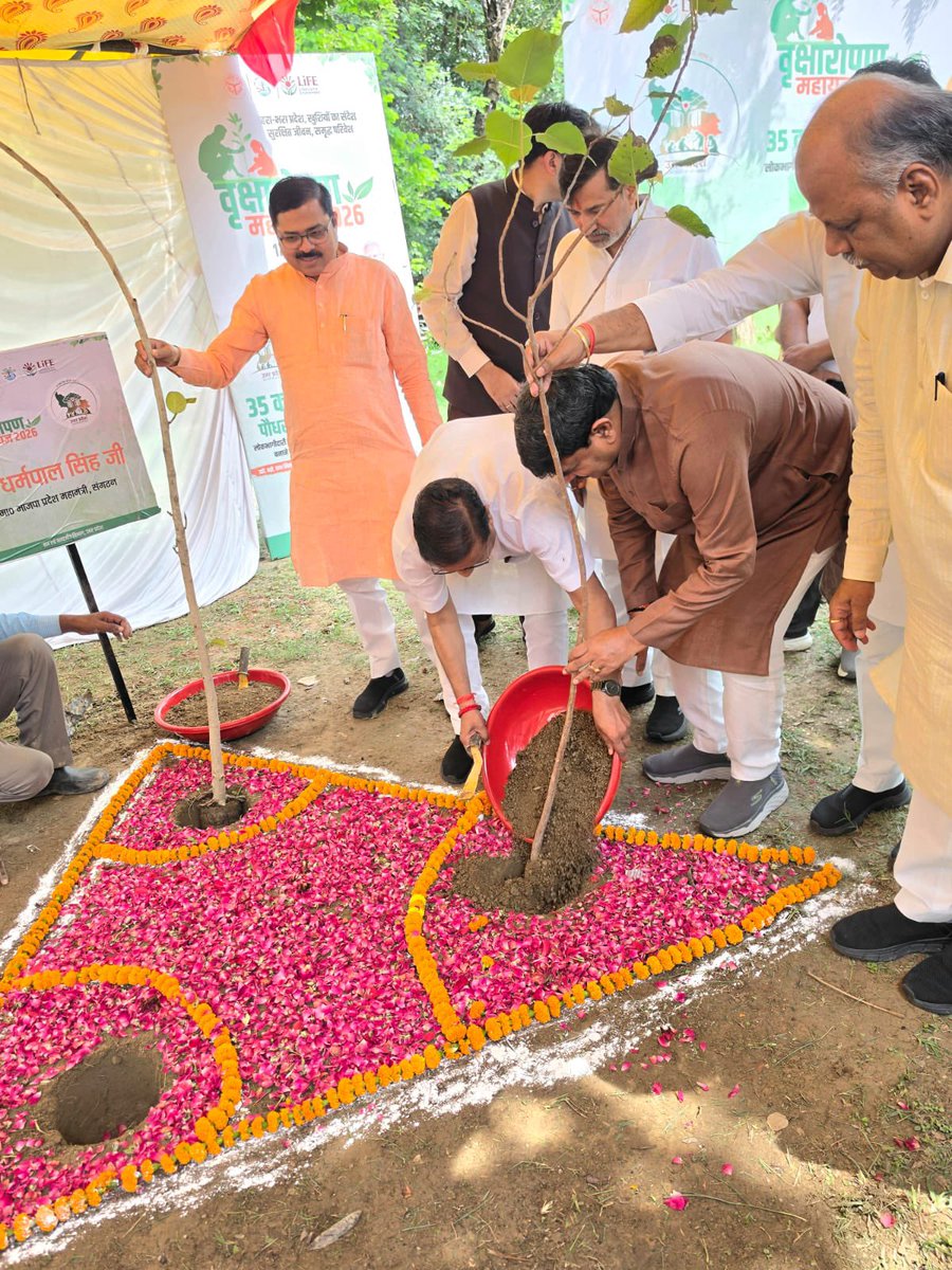 idharampalsingh's tweet photo. आज लखनऊ के कुकरैल वन में आयोजित वृक्षारोपण महायज्ञ 2026 के अंतर्गत पीपल, पाकड़ एवं बरगद (शंकरी) के पौधों का रोपण किया।

वृक्ष केवल पर्यावरण की रक्षा ही नहीं करते, बल्कि आने वाली पीढ़ियों के लिए स्वच्छ व सुरक्षित भविष्य की नींव भी रखते हैं। आइए, हम सभी अधिक से अधिक वृक्ष लगाकर उनके संरक्षण का संकल्प लें और प्रकृति के प्रति अपनी जिम्मेदारी निभाएँ।

"एक पेड़ माँ के नाम" 

#वृक्षारोपणमहायज्ञ2026 #EkPedMaaKeNaam #PlantationDrive #SaveEnvironment #GreenIndia #Lucknow #BJPUP #NarendraModi