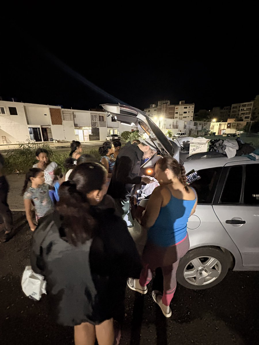 gabgarm's tweet photo. Creo que ya he bajado más veces a La Guaira a llevar donaciones, que las veces que bajé para ir a la playa desde que vivo en Caracas. https://t.co/XJkxDoCshj