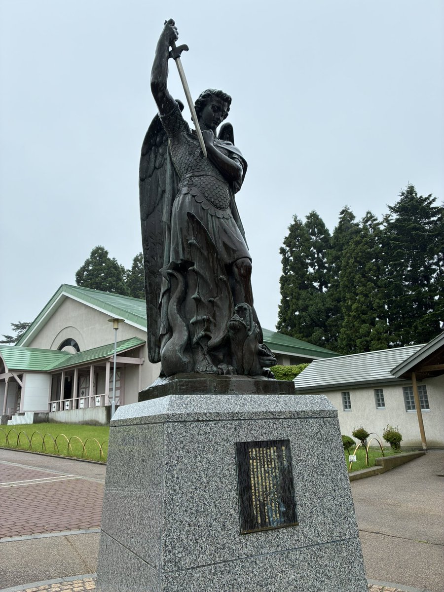 makko1017's tweet photo. トラピスチヌ修道院にて
聖母マリア像と大天使ミカエル像。
特に信仰する宗教はないけど、宗教施設は好きです。 https://t.co/2YKKAJgkSL