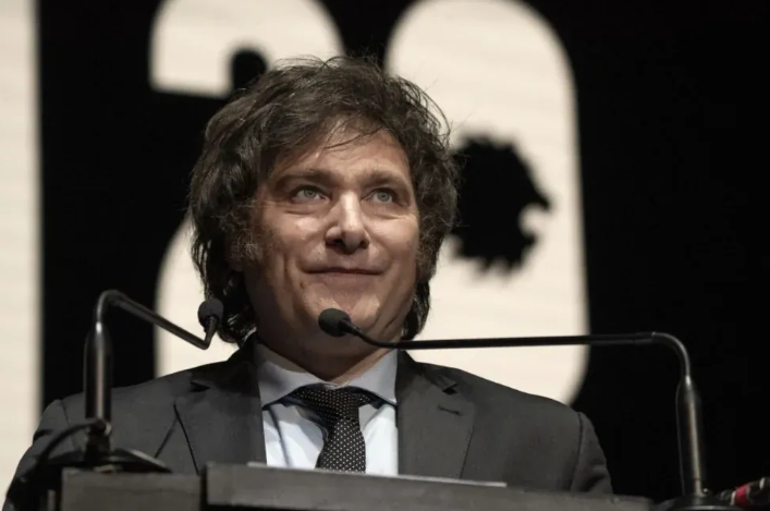 Decima1Julio's tweet photo. "Argentina solo produce dulce de leche y biromes", aseguró el Presidente, quien pareció confundir inventos argentinos con producción https://t.co/o8lBMD3PeK https://t.co/L1TYxGObOI