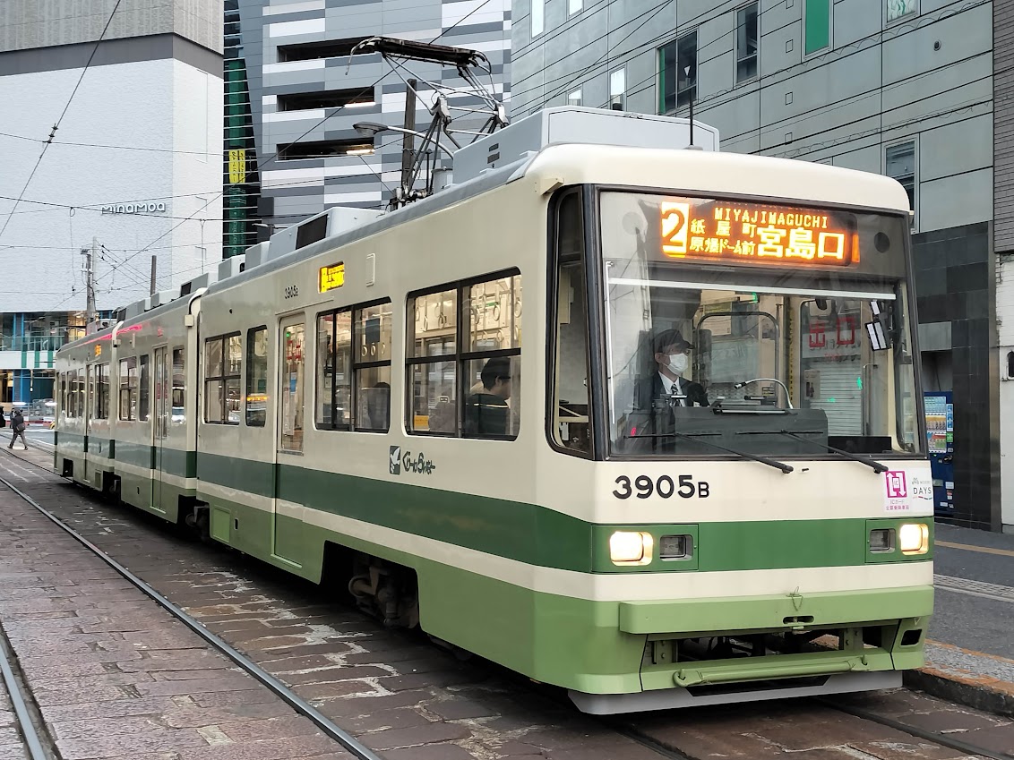 LEX1018_hiroden's tweet photo. #広電3900形
3905号「ぐりーんらいなー」その10。下村時計店の広告ラッピングが施される前の姿です。 https://t.co/dyzn3VH0sc