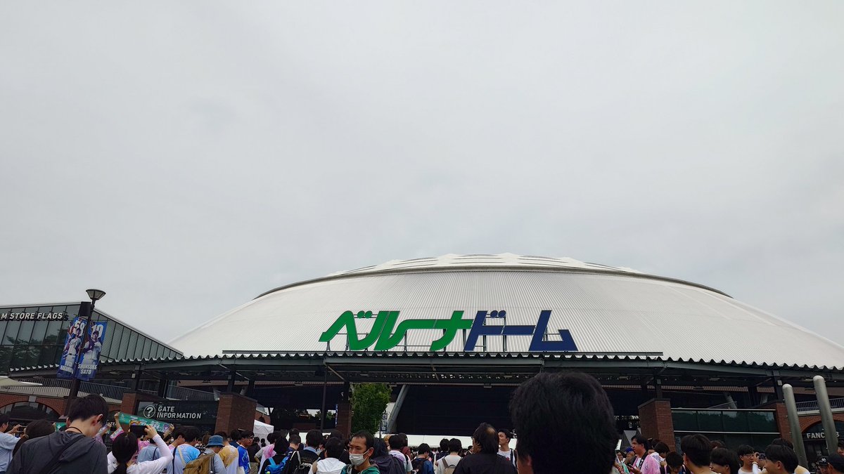 samtiva's tweet photo. 今日は時間に余裕を持って来ましたが、またしても顔認証×で不備窓口のお世話になりながら入場。
曇で日差しが弱いのがせめてもの救いかな？
6thもラスト、目一杯楽しもうと思います。
#蓮ノ空6th埼玉Day2 https://t.co/SX2C2aRTKE