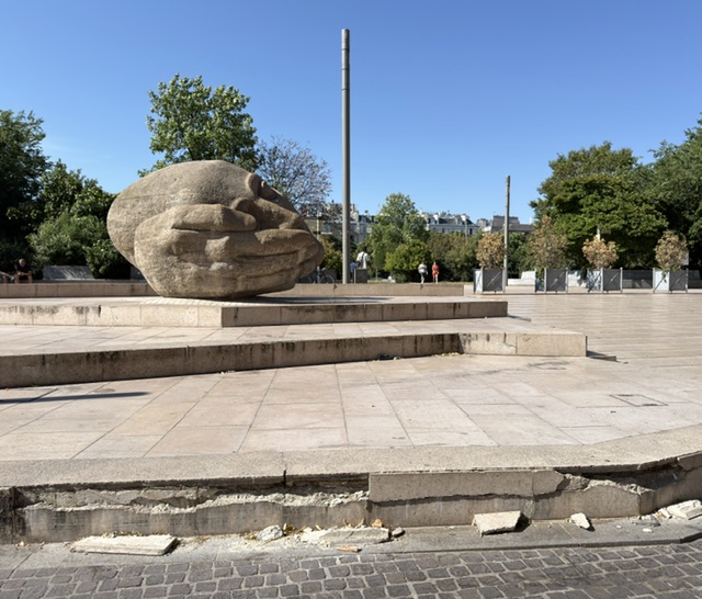 Maverick75003's tweet photo. J'ai rien senti cette nuit mais visiblement il y a eu un petit séisme dans le centre de Paris. Assez fort pour que quelques dégâts soient visibles en plusieurs endroits du Forum des Halles. @MParisCentre 😉 https://t.co/KDxAijrgRJ