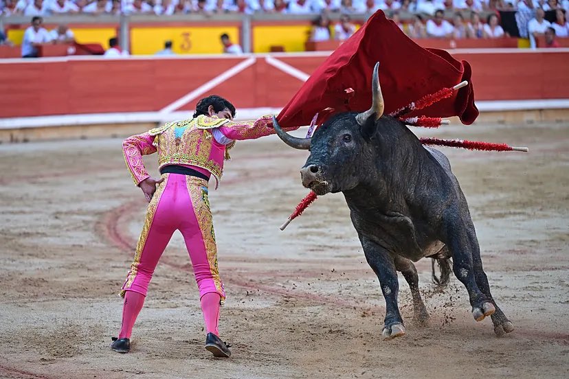 zabaladelaserna's tweet photo. Buenos días después de una tarde durísima: 

Terrible corrida de José Escolar en Pamplona

Un bravo Isaac Fonseca arranca una oreja entre fieras montaraces. 

Heroicos los tres toreros ante un encierro de destartalada seriedad, atávico juego y carnívora moruchez; cogida y lesión del colombiano Juan de Castilla. 

https://t.co/DSgU5AQeYM @ElMundoToros