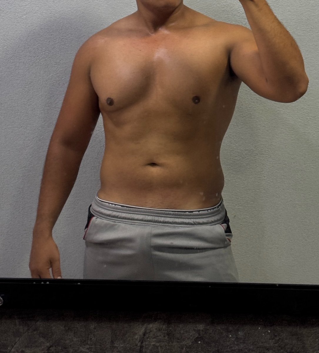 AlexRojaspriv's tweet photo. Siempre me caliento mucho en el gym 💦🥵 https://t.co/6Qtec0aR2F
