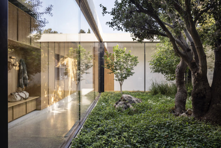 archiscan's tweet photo. A beautiful biophilic connection where the house feels like it’s breathing with nature. I could spend all day on this beautiful window frame. Pure biophilic bliss . 🍃🪟🌳
By : Pitsou Kedem Architects
#nature #biophilic https://t.co/C0AZlEGxEU