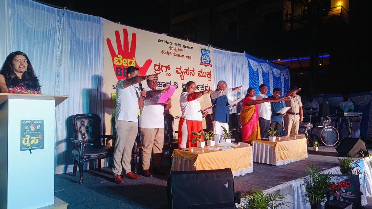 DCPSOUTHWESTBCP's tweet photo. "#ಬೇಡBRO" — ಒಂದು ನಿರ್ಧಾರ, ಸಾವಿರ ಕನಸುಗಳಿಗೆ ಹೊಸ ದಾರಿ!
#OperationRISE ಅಭಿಯಾನದೊಂದಿಗೆ @kengerips ಗ್ಲೋಬಲ್ ವಿಲೇಜ್ ಟೇಕ್ ಪಾರ್ಕ್ ಬ್ಯಾಕ್ ಗೇಟ್ ನಲ್ಲಿ ಕಾರ್ಯಕ್ರಮ ಆಯೊಜೀಸಿ ಮಾದಕ ದ್ರವ್ಯಗಳಿಗೆ ಬೇಡ ಎಂದು ಪ್ರತಿಜ್ಞೆ ಮಾಡಿ, ವ್ಯಸನಮುಕ್ತ ಬೆಂಗಳೂರಿನ ನಿರ್ಮಾಣಕ್ಕೆ ಕೈಜೋಡಿಸಲಾಯಿತು.
#ಬೇಡBRO
#DrugFreeBengaluru https://t.co/NQYMusKyqi