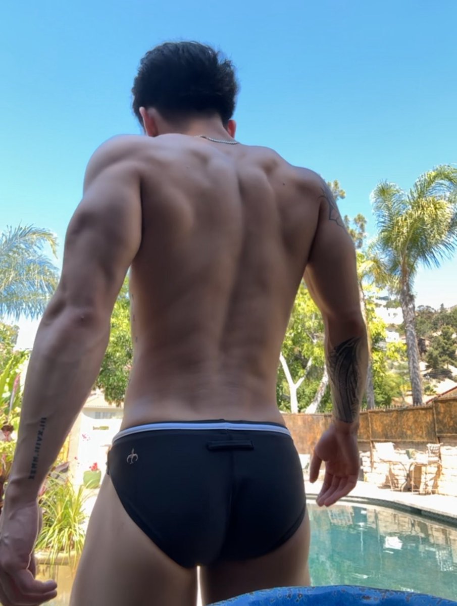 mjthefilipinooo's tweet photo. Lemme be your personal pool boy;) https://t.co/dbNllGXifa