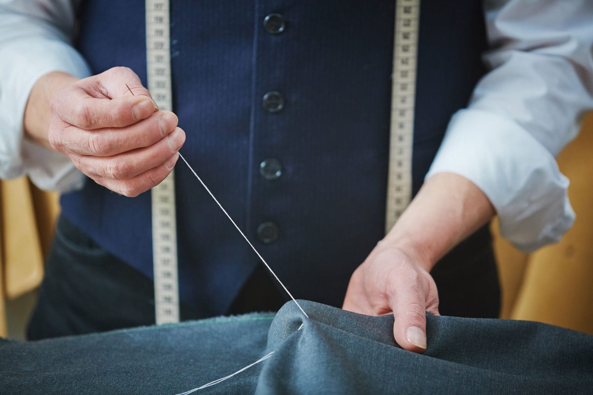 dieworkwear's tweet photo. But the worst thing you can do is go into a tailoring shop and tell them how to do their work. A good tailor doesn’t need you to tell them how to do their job; a lousy tailor won’t be improved by your instructions (as you’re not a tailor). Thus, don't micromanage. https://t.co/IOhI1uZWRg