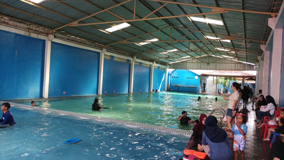ImafAlFaiz's tweet photo. renang dulu gaes, kali ini les renang di Gentan. Gila, umur 29 baru serius mau belajar renang https://t.co/wzetFR51Sy