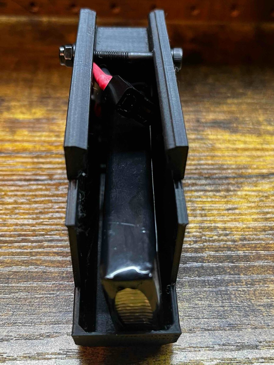 D_GUNARMORY's tweet photo. お世話になります！D-sanです✨
バッテリー収納時はこんな感じです！ハイキャパ用と汎用はミニSサイズを搭載可能👍G18C用はPEQサイズ。サイドにも少し余裕を持たせた設計になっています😊G18C用はM9にも使用可能ですが、トリガーガードが少し当たるのでご依頼があれば合わせてから納品します💪 https://t.co/apc4qMeMxW