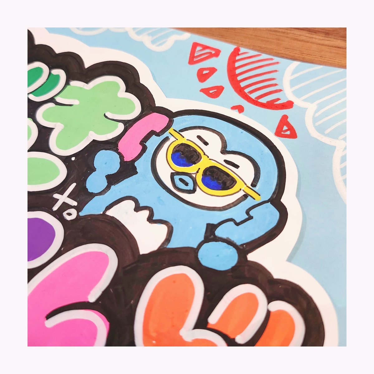 upamaru_m's tweet photo. ｢しおざきわんだーらんど｣ポップ✍️⟡.*
衣装が本当にかわいすぎてイラストも描いてしまった🫣

太智くんのキャラには相談室やっていただいた📞🐧💙
Mステのお祝いも一緒に！おめでとう〜っ🎉

 #みるきーずお絵描き部 https://t.co/wKtZAbnWax