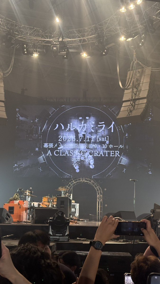 sn_arpro's tweet photo. 360°センターステージだからこその迫力で、フロア全体が一つの音になっていた最高のワンマンでした！
学くんの熱い言葉と音楽がまっすぐ響いて、一曲一曲に痺れました。レア曲もたくさん聴けて、本当に特別な一日でした。ハルカミライ大好き！

#アーティストプロモーション 
#ハルカミライ https://t.co/y9lzxVm5vm