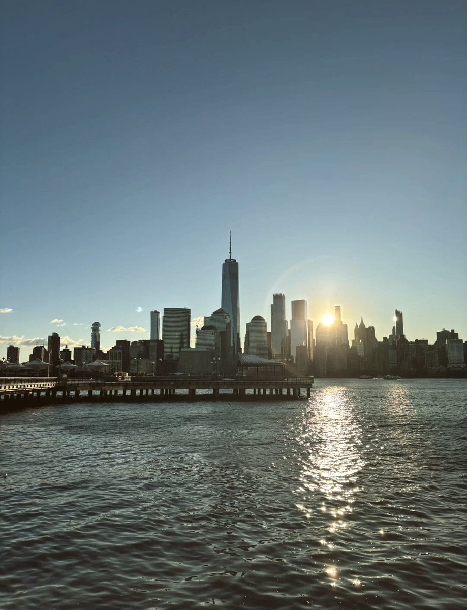 oikux68215438's tweet photo. Just tried the new sunrise yoga flow on the rooftop—felt like I was stretching with the morning sky over the city. Total game-changer for my weekend vibe!， https://t.co/pp0CZZIXCH