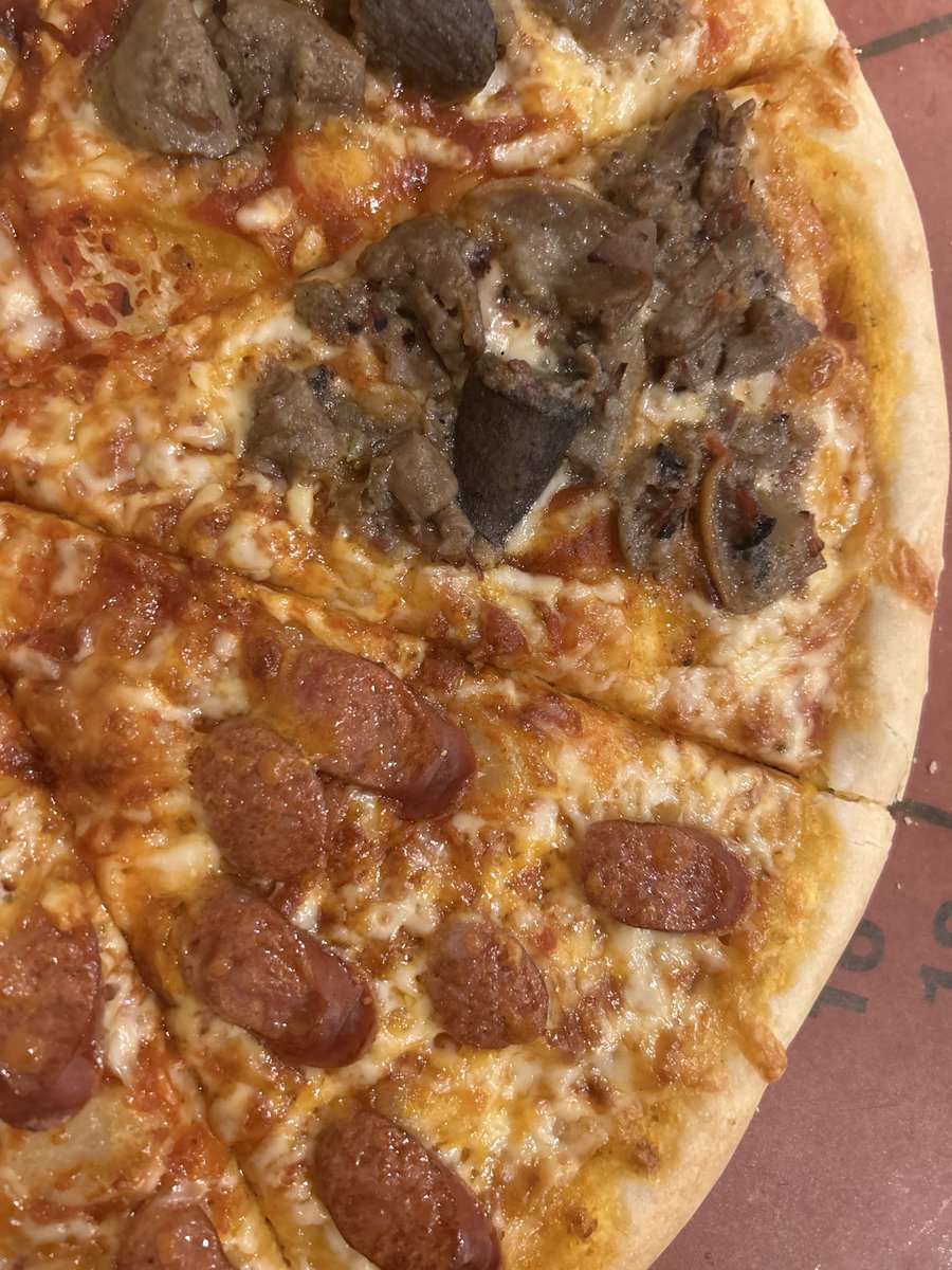 pzism_musashino's tweet photo. こんな時間になりましたが今日も焼き上がってます。
とにかくチョリソーが出ます。
在庫状況に慄きつつ営業しておりますので日曜の黄昏時に向けての時間、よかったら三鷹でお過ごしください。
よろしくお願いします！
#おひとり様大歓迎 https://t.co/3Ox62PUTxm