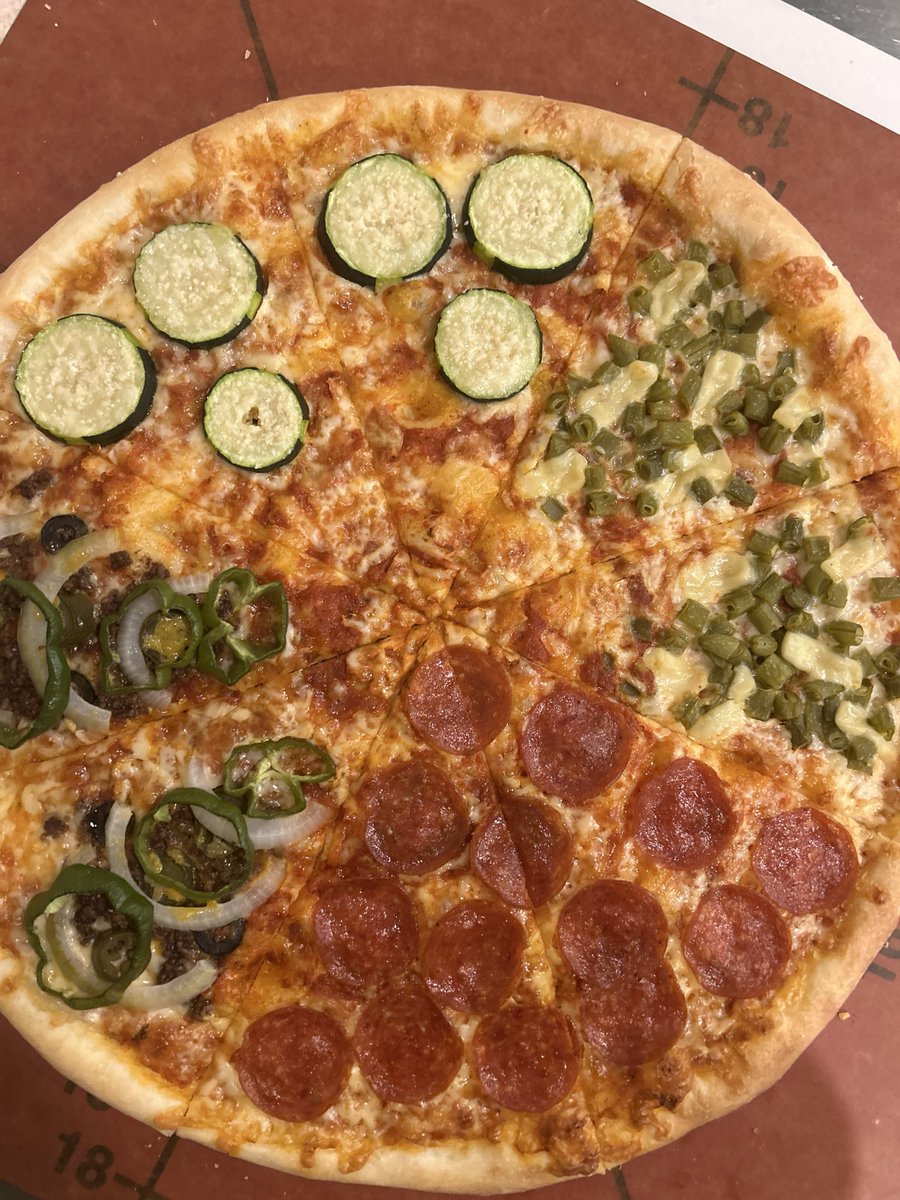 pzism_musashino's tweet photo. こんな時間になりましたが今日も焼き上がってます。
とにかくチョリソーが出ます。
在庫状況に慄きつつ営業しておりますので日曜の黄昏時に向けての時間、よかったら三鷹でお過ごしください。
よろしくお願いします！
#おひとり様大歓迎 https://t.co/3Ox62PUTxm