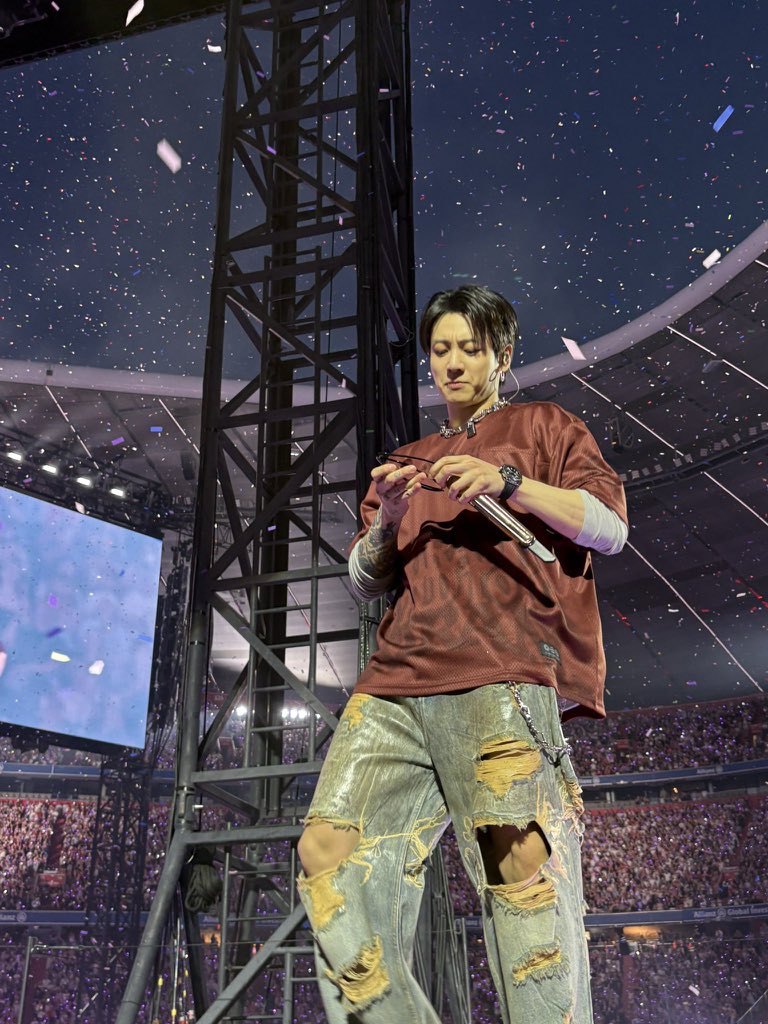archivekukk's tweet photo. pov: you’re a bug on the stage 🙂‍↔️ https://t.co/5to92H5goN