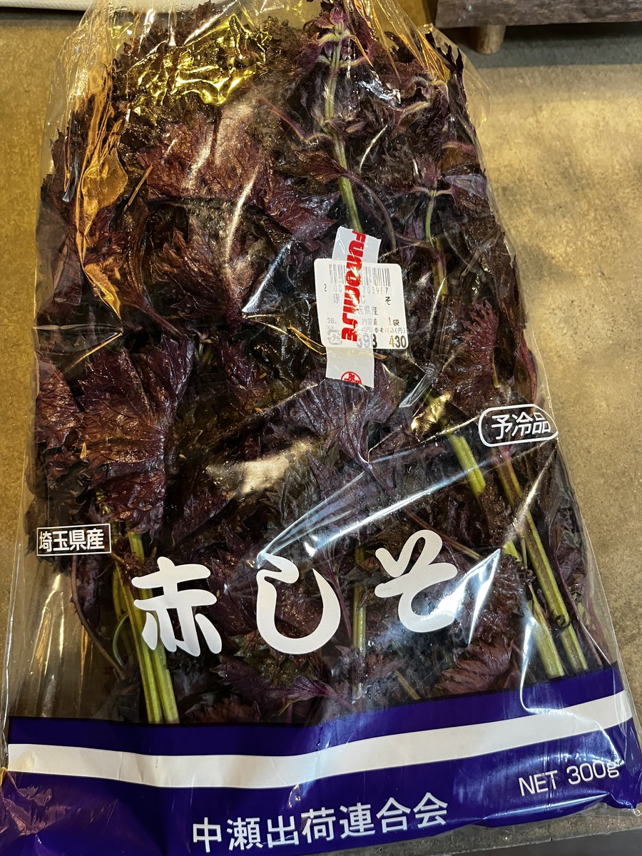 honkousurf's tweet photo. 出張中漬けて梅酢が上がってきた梅を赤紫蘇と一緒に漬けます。梅酢のいい香り。紫蘇はめっちゃあるように見えて塩であく抜きしながら絞ると手のひらサイズになっちゃう。 https://t.co/GSDRrSnZxS