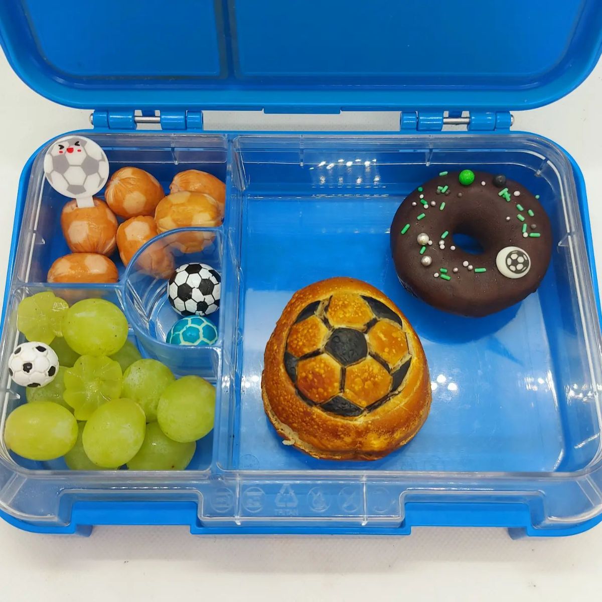 teukoapp's tweet photo. Friday treat! ๐ฉ A donut, fruit, and something savory... Fun without overthinking!
Ending the week on a sweet note!
Happy weekend, Teuko Friends!
#LunchboxIdeas #KidsMeals #TreatDay #FoodInspo #BusyMomLife https://t.co/kCKOfQ2UYN