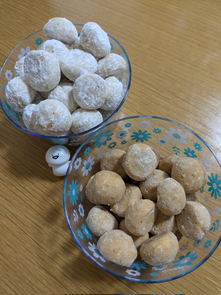 HinaF34Z's tweet photo. お久しぶりにcottaの薄力粉と強力粉手に入れたのでいつものスノーボール作成
アーモンドプードル高いのでアーモンド皮ごとゴリゴリ…
初めてきな粉まぶしてみたけど想像以上に美味しかった😋
スーパーバイオレットで作るとホロッと砕ける感じになって薄力粉の違いしみじみ感じた🫠 https://t.co/pqKg1Nm1n1