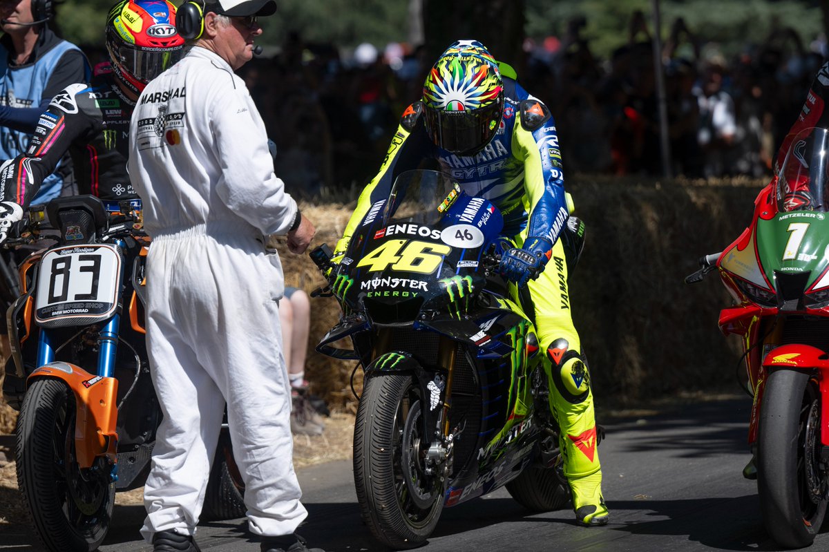 AlessioPiana130's tweet photo. #FOS #MotoGP 

Qualche scatto di Valentino Rossi riunitosi con la Yamaha YZR-M1 2020 MotoGP in occasione del Festival of Speed di Goodwood https://t.co/FtfGvpwDtf