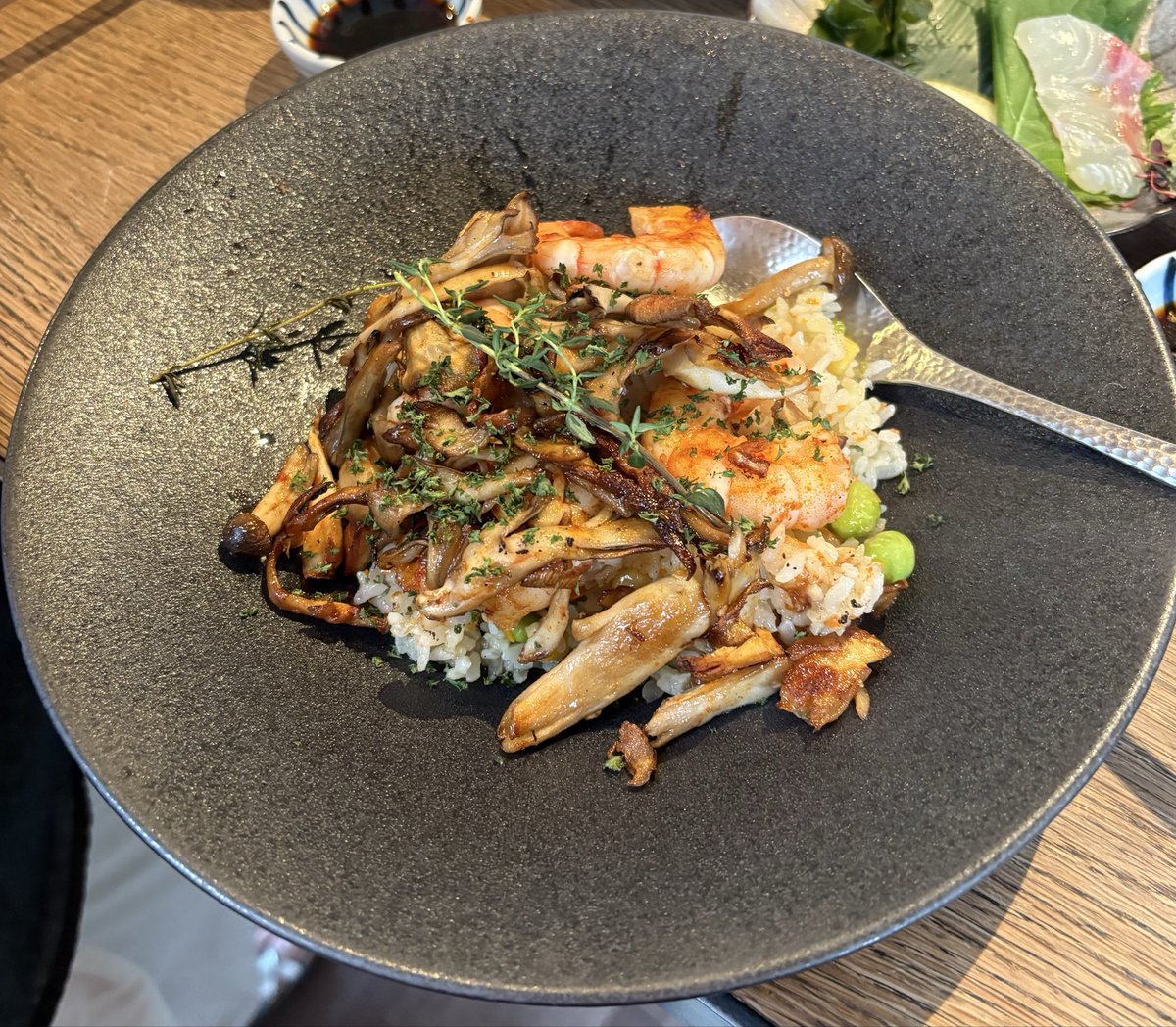 Birdseyebass's tweet photo. オイシスタンド/ひでぞうの真上
エビピラフ美味すぎ https://t.co/7FFYOC2DFj