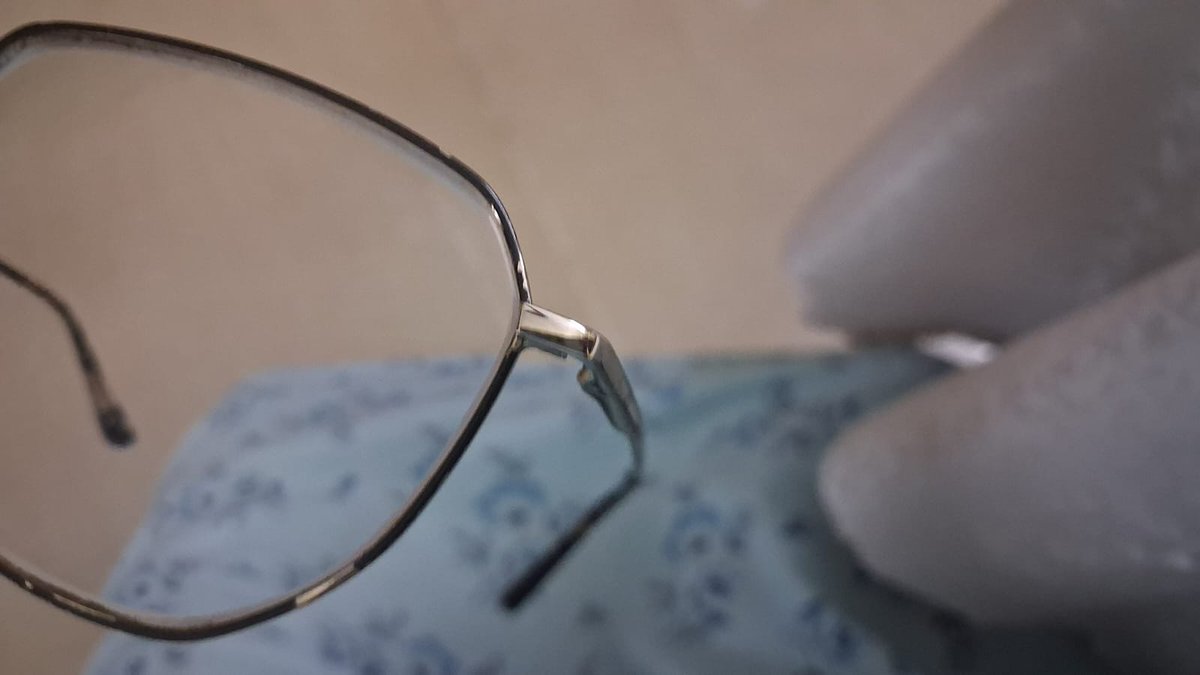 Mr_Mittal_'s tweet photo. @Lenskart_com No reply to my complaint despite having emailed you on 9th. Is this what you mean by CUSTOMER SERVICE? Rim around the spectacles chipped. @peyushbansal I hope you will not disappoint the customers who have trusted your brand. https://t.co/ir6FhtBsQm