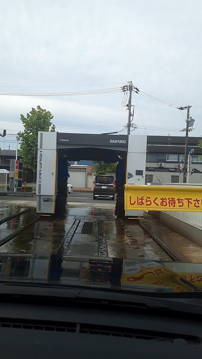 会社戻る前にガススタでガラスコート洗車かけて帰ろう☺️
