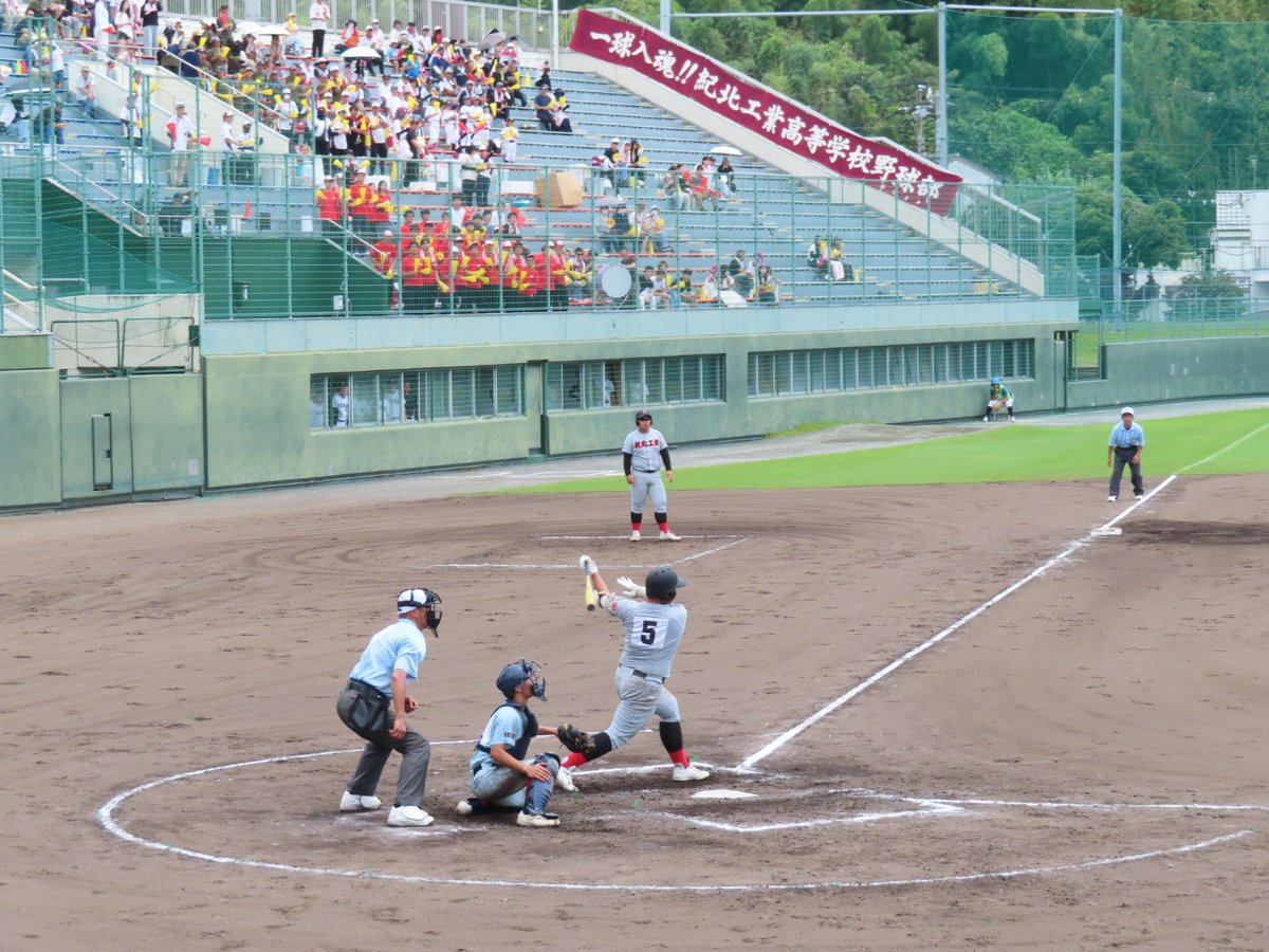 telewaka_bb's tweet photo. 和歌山大会3日目第2試合からは2回戦。近大新宮が7対0(8回コールド)で勝利。2年ぶりの初戦突破です。敗れた紀北工は3年生が下野主将ただ一人。昨年の夏休み中、熱中症になり回復が遅れた際は「後輩達がチームを引っ張ってくれた。今日は粘って辛抱して••やり切りました！」と清々しい表情でした。 https://t.co/4ZUnhFhJFg