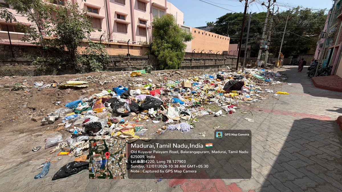 BonyFace82's tweet photo. மதுரை மாநகராட்சி வார்டு 46-க்கு உட்பட்ட அனுப்பானடி வாய்க்கால் சந்து (பழைய குயவர்பாளையம் ரோடு, - 625009) பகுதியில் மலை போல் குப்பைகள் தேங்கி, அப்பகுதி முழுவதும் சுகாதாரச் சீர்கேட்டின் உச்சத்தில் உள்ளது.@CMOTamilnadu @Collectormdu @TVKVijayHQ @TVKGopison @SuVe4Madurai https://t.co/ivfiXQo4ry