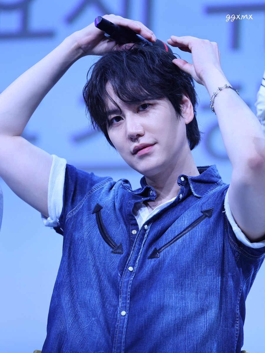 gyuyaaaa486's tweet photo. 1년 전 오늘, 주사위 6 용안으로 리본피스까지 말아준 250712 규현 보자 https://t.co/W8PykZzwWf