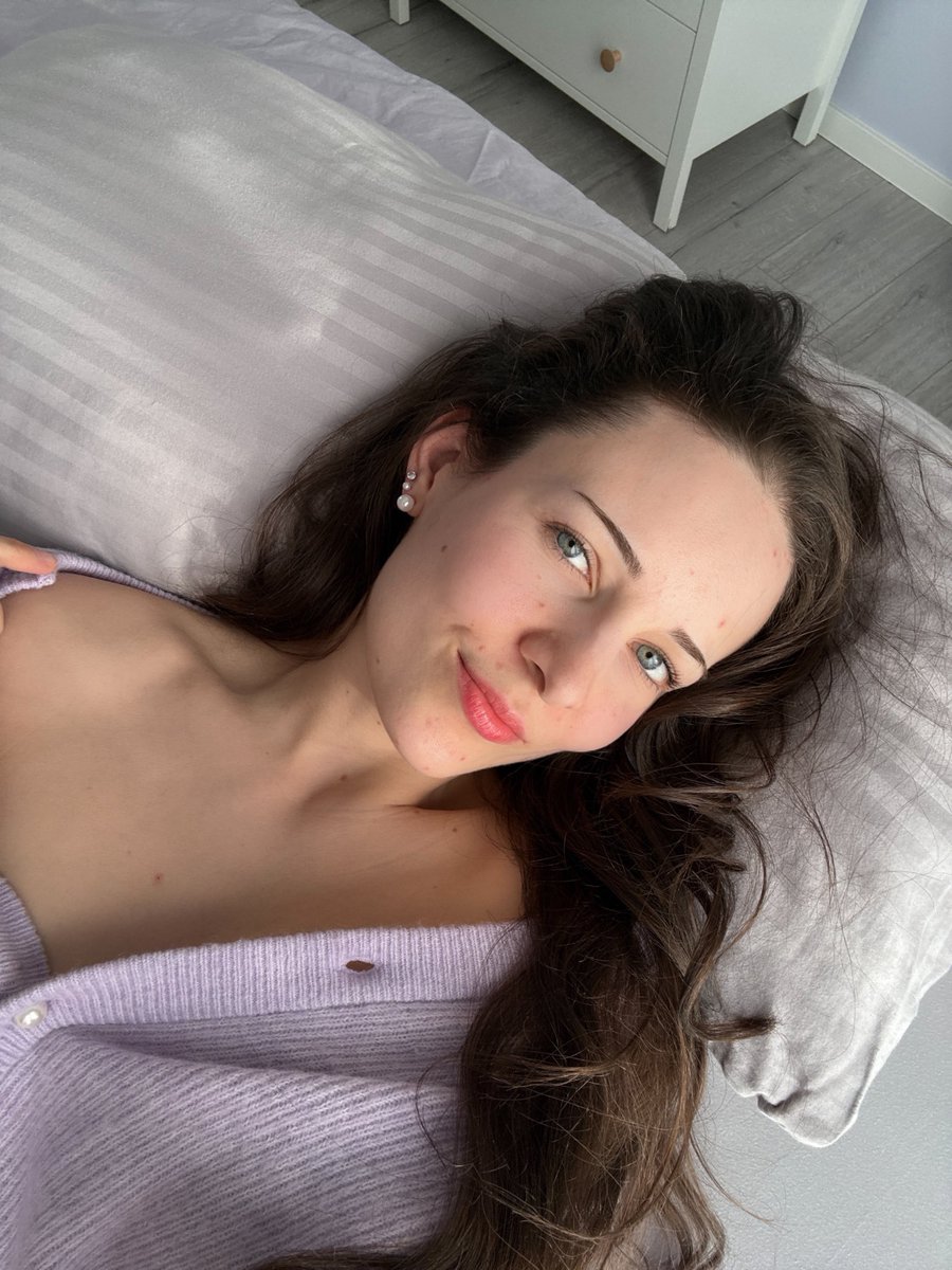 its_zoena's tweet photo. @sophieraiin 5 mins in a room with me, wyd? https://t.co/DABKPfM0bM