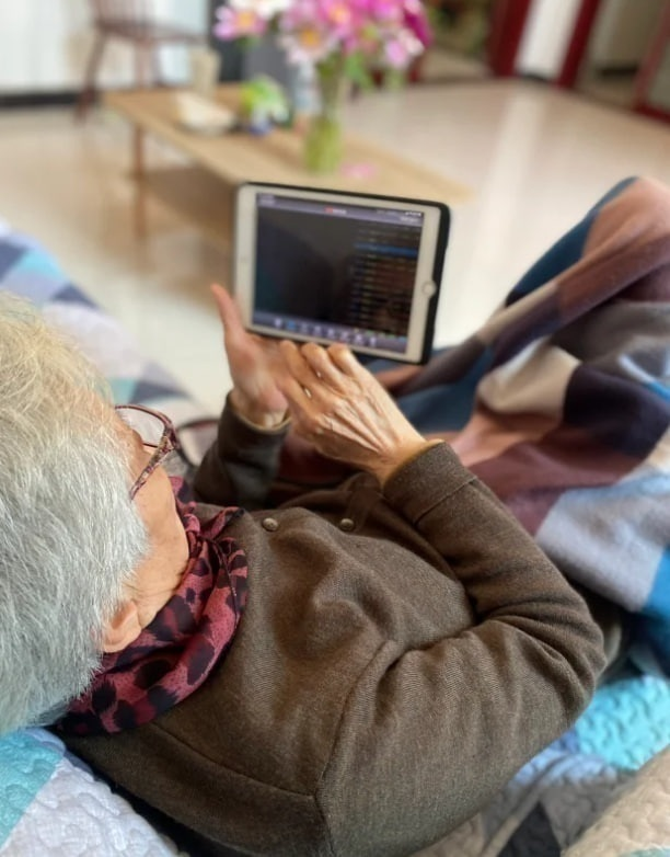 love_kook7's tweet photo. 어머니는 올해 85세시고, 연봉이 8,800만 원이에요. 👵🥰 
대한항공에서 오랫동안 근무하신 어머니가 어젯밤에 몰래 말씀해 주셨어요. 
평소에는 일에 대해 거의 말씀을 안 하시는 분이세요. 
"가볍게 하면서도, 강도는 높인다." https://t.co/6EvXMrV6pA