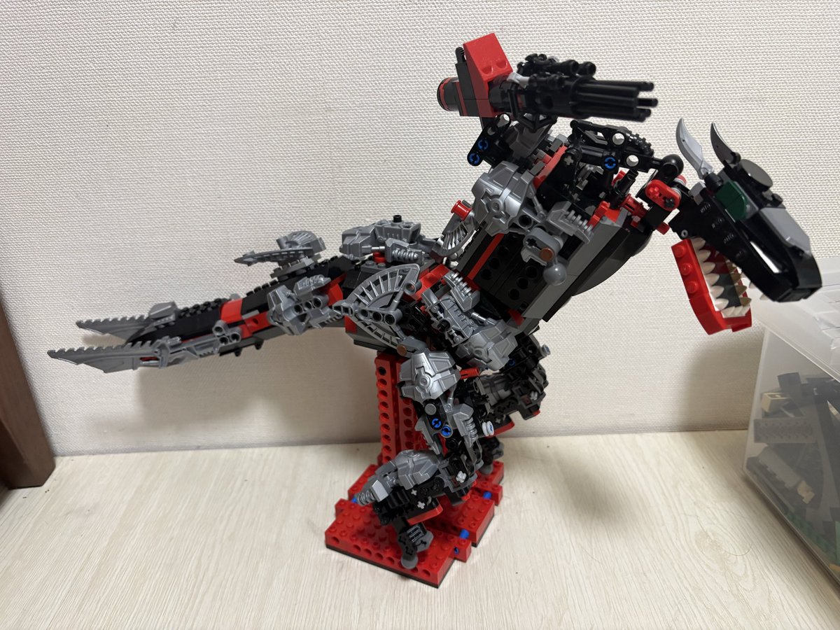 tomomarider's tweet photo. 9歳長男の最新作の進捗。
ドラゴンだそうです。たぶんここから腕やらなんやらついていくのだと思います。
普段Ｘやyou tubeを自由に触れる環境にないのでオリジナルで組み続けているのですが、どうしてこういう発想ができているのか正直よくわかりません…
#LEGO https://t.co/2nIU7KySzT