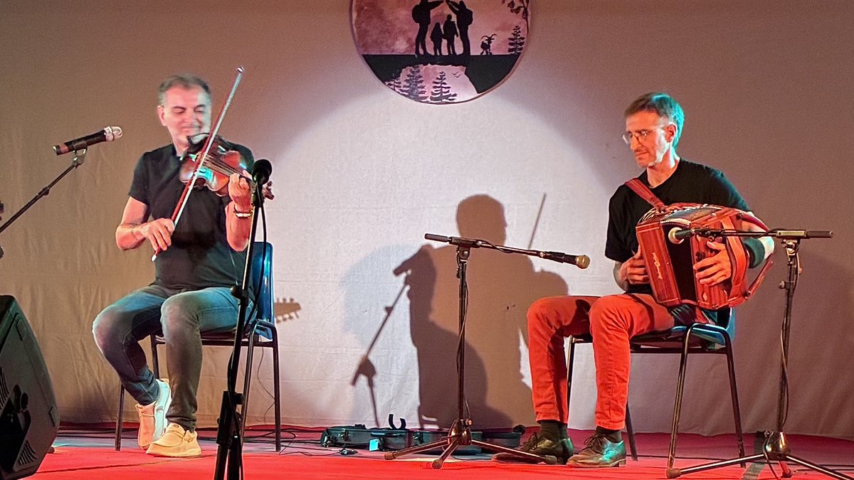 rodriguezceltic's tweet photo. Anoche en “Cultura bajo la luna”🌙 disfrutando de nuestro concierto en el espacio maravilloso de Solana de Corvales en La Zubia. Muchas gracias 🥰🎻🪗

#concierto #musica #lazubia #bajolaluna https://t.co/79clfFe7Wx