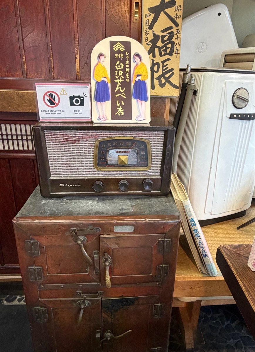 店内ディスプレイ レトロなラジオ 真空管ラジオを置いております