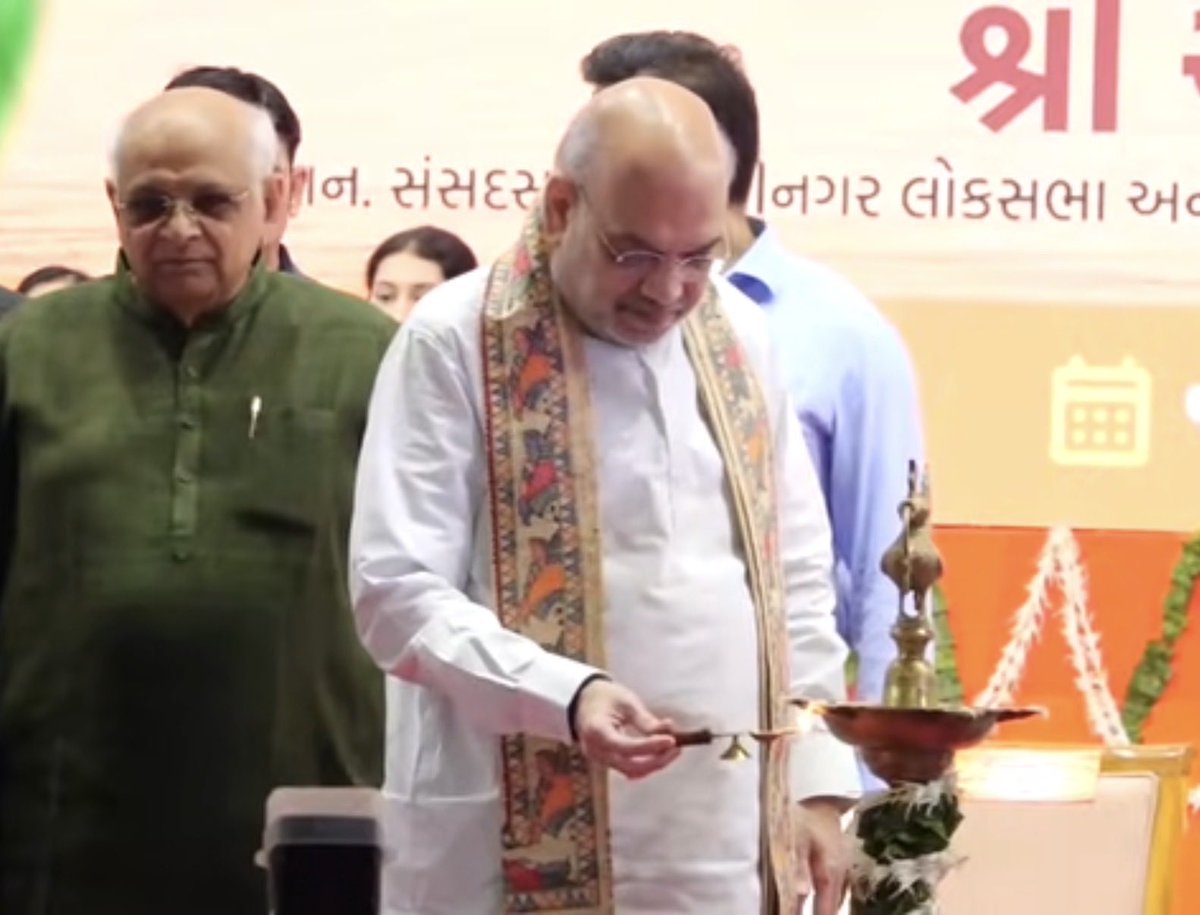 Dileep_Sanghani's tweet photo. केंद्रीय गृह एवं सहकारिता मंत्री श्री अमितभाई शाह की उपस्थिति में अहमदाबाद में आयोजित सामूहिक वृक्षारोपण अभियान में सहभागिता की।

आइए, प्रकृति के संरक्षण और संवर्धन हेतु अधिक से अधिक वृक्ष लगाकर पर्यावरण संरक्षण के इस जनआंदोलन को सशक्त बनाएं।

गुजरात के मुख्यमंत्री भूपेंद्रभाई पटेल, प्रदेश भाजपा अध्यक्ष जगदीशभाई विश्वकर्मा, नायब मुख्यमंत्री हर्षभाई संघवी, सांसद हसमुखभाई पटेल, मेयर हितेशभाई बारोट, विधायक अमितभाई ठाकर समेत विधायक ओर गणमान्य महानुभाव उपस्थित रहे।
@AmitShah @Bhupendrapbjp @iJagdishBJP @sanghaviharsh 
#Vriksharopan  #GreenIndia
(1/2)