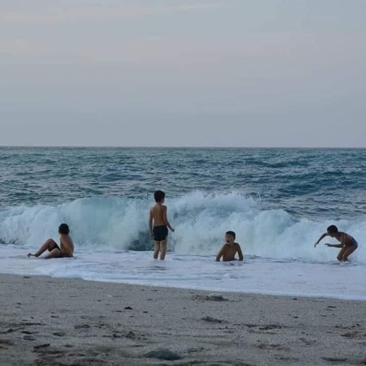 soroto88's tweet photo. Κάποτε, τα καλοκαίρια μας, μετρούσαμε,
πόσα παγωτά φάγαμε,
πόσα μπάνια κάναμε.
Λάμπαμε από χαρά,
με τα πρώτα καρπούζια.
Τα βράδια είχαμε κι ένα μακρυμάνικο, ��ια τα θερινά σινεμά, δίπλα στη θάλασσα.
Οι ντομάτες μόσχομύριζαν,
τα ροδάκινα ξεχείλιζαν,
από γλύκα.
Ξεχνιόμαστε,
στις ατέλειωτες βόλτες
και μόνο η πείνα,
μας γυρνούσε σπίτι...
Οι γονείς, ήταν νέοι και ήσυχοι, ακόμη κι αν, σπανίως ήξεραν, 
πού είμαστε.
Διανύαμε μεγάλες αποστάσεις, βολτάροντας ανακαλύπτοντας, μακρινές παραλίες.
Μια μπάλα, μπορούσε να μας κρατήσει χαρούμενους, όλη μέρα.
Νιώθαμε ασφαλείς. 
Βρίσκαμε τους καλοκαιρινούς μας φίλους, μετά από το χειμώνα, στην πόλη κι ήταν, σαν να μην πέρασε μια μέρα. 
Κάποτε...
στα χρόνια της αθωότητας, ��ούσαμε χωρίς φόβο,
χωρίς αίσθηση κινδύνου.
Πιστεύαμε ό,τι οι γονείς μας,
θα ζουν για πάντα,
ό,τι οι θάλασσες,
θα είναι αμόλυντες για πάντα,
ό,τι τα δέντρα,
θα πολλαπλασιάζονται για πάντα, ό,τι ο πλανήτης,
είναι ένας ασφαλής τόπος,
για τα όνειρά μας.
Κάτι δεν υπολογίσαμε σωστά.
Κάποιο λάθος κάναμε.