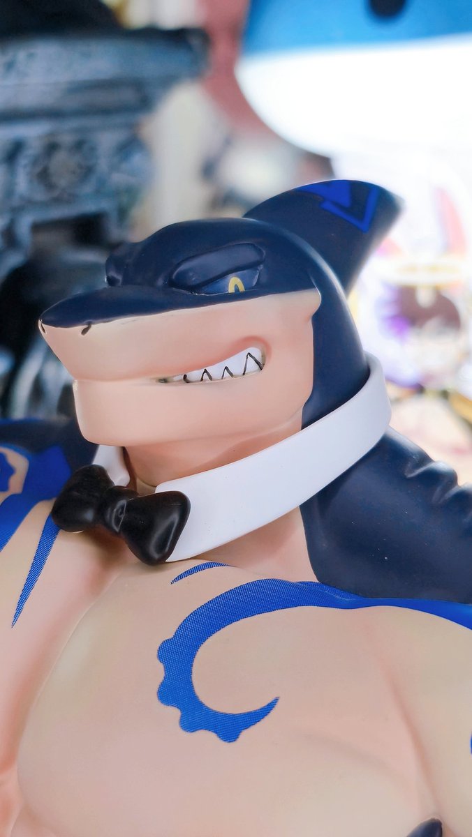 DiamondDust's tweet photo. My Captain arrived today 🦈💙

The studio did a bad job of packing and didn't bubble wrap the body to cushion it. His humungo tail snapped off at the base, but the damage is hidden. I'll have to figure out what paint to use to cover all the scratches. 😤

#xxlwoofia #captainlocke https://t.co/zHav6i62Le