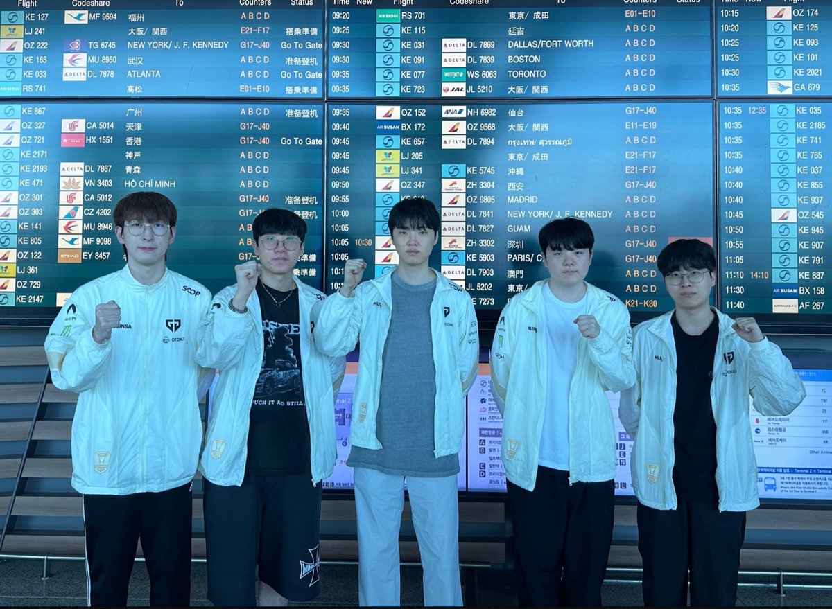 kiinpaghetti's tweet photo. pictured below (2026): a rare species known as "pro gamers" doing their signature move "let's stand together in descending height order and pose awkwardly" https://t.co/Xtba3ZaOXt