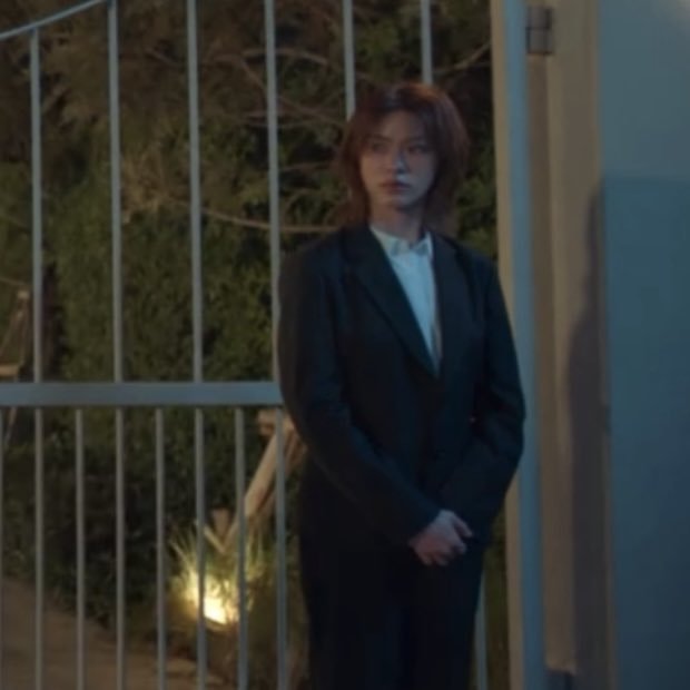 willesthope's tweet photo. I think its Mira who drowns Rome, you can see the ring. She probably thought he was an intruder or something. 
I can't wait to see William and Emi in a scene https://t.co/7cEdiMLZkN
