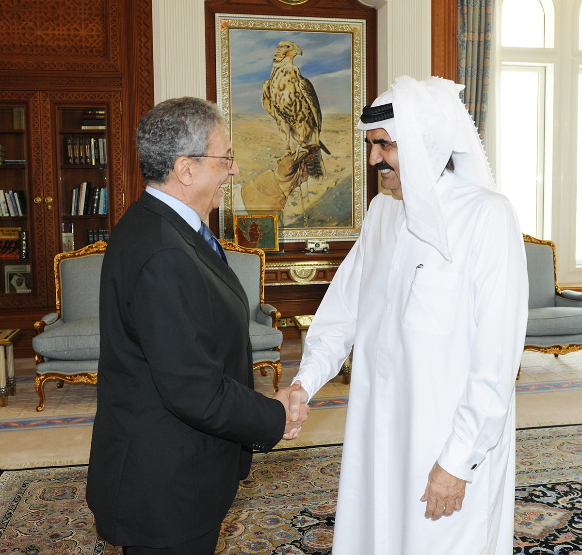 amremoussa's tweet photo. أنعى بكل مشاعر الحزن والأسى وفاة الأمير الشيخ حمد بن خليفة آل ثاني، الذي تفقد دولة قطر برحيله ومعها الأمتان العربية والإسلامية أحد أبرز الساسة والقادة الذين تركوا بصمة راسخة في تاريخ المنطقة العربية وما حولها.

أتقدم بخالص التعازي وصادق المواساة إلى أخي صاحب السمو الشيخ تميم بن حمد  أمير دولة قطر، وإلى الأسرة الكريمة، وإلى الشعب القطري الشقيق، وكافة أصدقائي الأعزاء في قطر، داعياً الله العلي القدير أن يتغمد الفقيد بواسع رحمته وأن يسكنه فسيح جنانه.

لقد جمعتني بالفقيد الكبير علاقة ممتدة عبر سنوات طويلة، عرفت خلالها فيه قائداً يمتلك رؤية واضحة، وإرادة قوية، وقدرة على استشراف المستقبل. وكان حريصاً على أن يكون لقطر حضور فاعل ومؤثر في محيطها العربي والإقليمي وعلى الساحة الدولية.

قاد مشروعاً طموحاً أسهم في بناء دولة حديثة، حاضرة في الملفات السياسية والاقتصادية والدبلوماسية والثقافية والإعلامية، ورسخ مكانتها لاعباً مؤثراً في القضايا الإقليمية وامتداداتها الدولية، وهو إنجاز سيظل جزءاً مهماً من إرثه السياسي والتاريخي.  

رحم الله الأمير الشيخ حمد بن خليفة آل ثاني، وجزاه خير الجزاء على ما قدم لوطنه وأمته، وحفظ دولة قطر وشعبها.