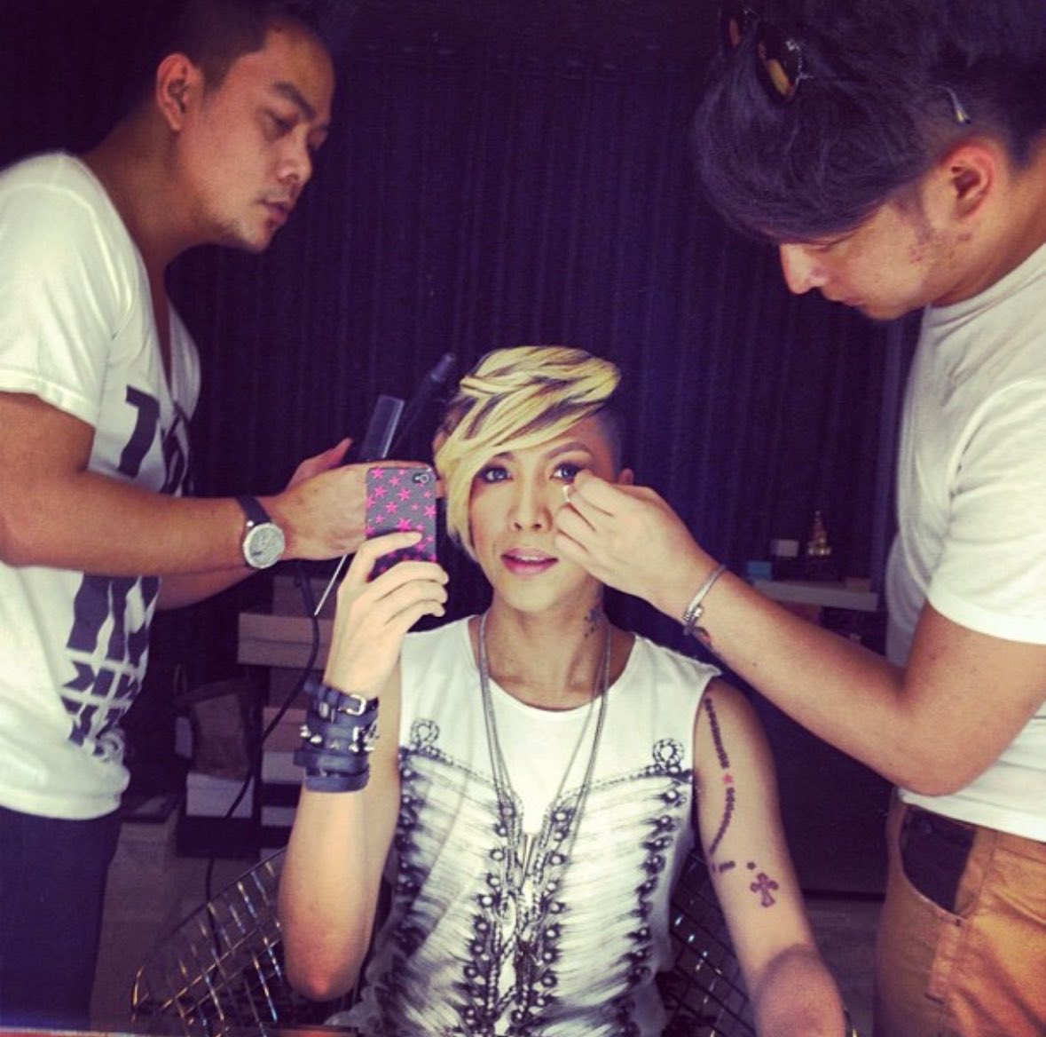 howilovevi's tweet photo. Mirror shots at its finest yoho dito ang tengen https://t.co/BNWrKCJHyH