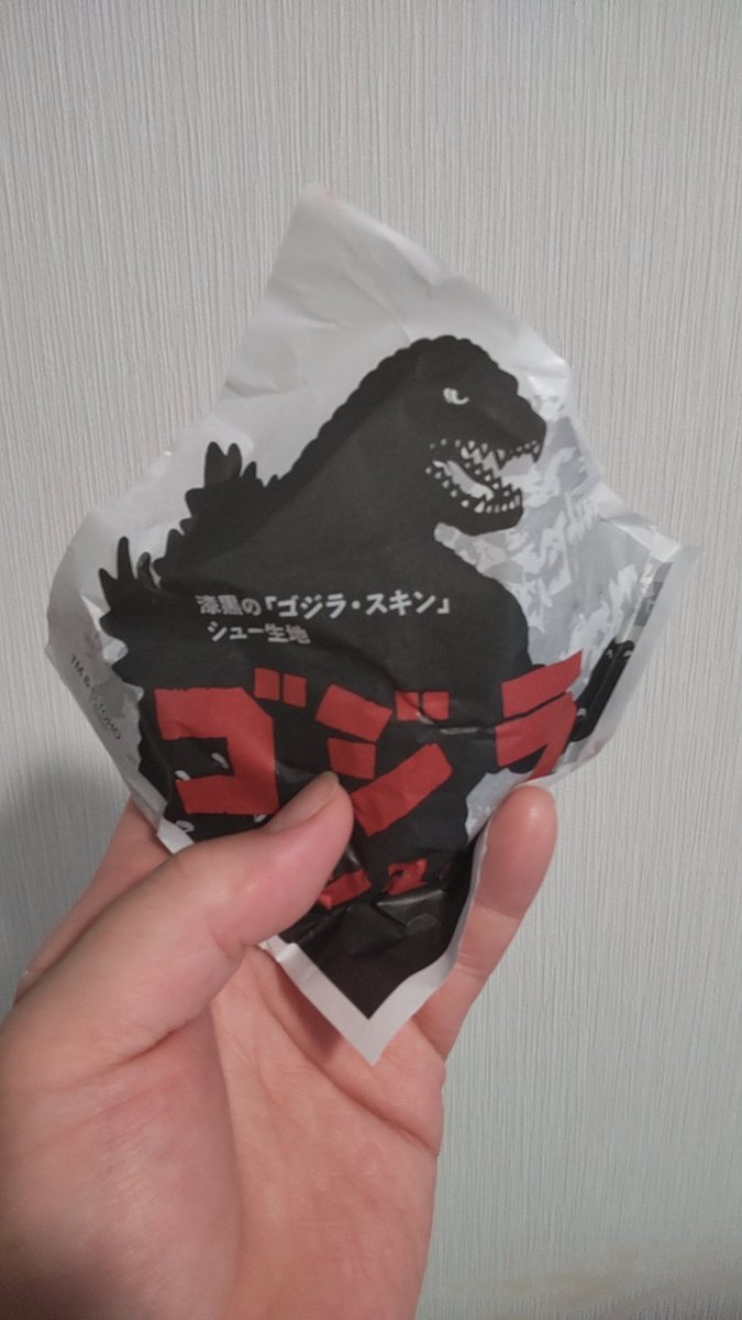 datikou's tweet photo. 気になってた、ビアードパパのゴジラシュー。
黒い生地に甘酸っぱい苺クリーム美味い＼(^o^)／

#ビアードパパ
#ゴジラシュー https://t.co/jFlqUQ14zq