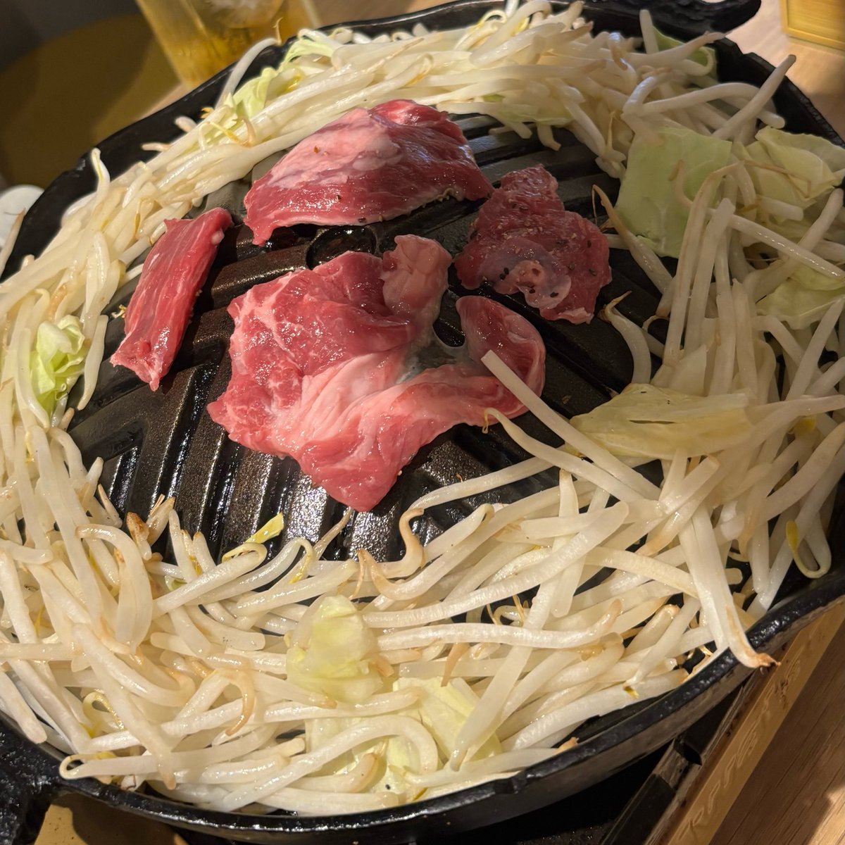 STOMONSTER's tweet photo. 生ラム専門店 肉汁屋 神田
ボリーム満点生ラムコース(２時間飲み放題付)
Tボーンステーキ

昨日夜🚶‍♂️マウンテンロック入りコースにTボーンステーキを追加🦴
肉のレベルが凄くてめちゃくちゃ美味しい生ラム🐑
羊の脂でカリッカリッになったもやしも旨過ぎた✨ https://t.co/L0OdCuGeLx