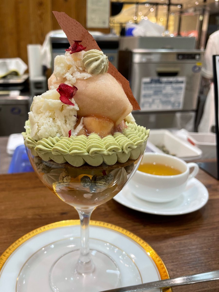 amaimonoshika's tweet photo. 阪神の桃パフェ催事でビヤンネートルの月桃香る桃とピスタチオのパフェ🍑桃ジェラートうま！ピスタチオクリームうま！杏仁うま！ビスキュイうま！と食べ進めていましたが白ワインが、、、思ったより強くてダメでした😭（お酒ダメな私のせい）でも本当にそれ以外全て美味しくて食べてよかったです https://t.co/Nq7iNtlls2