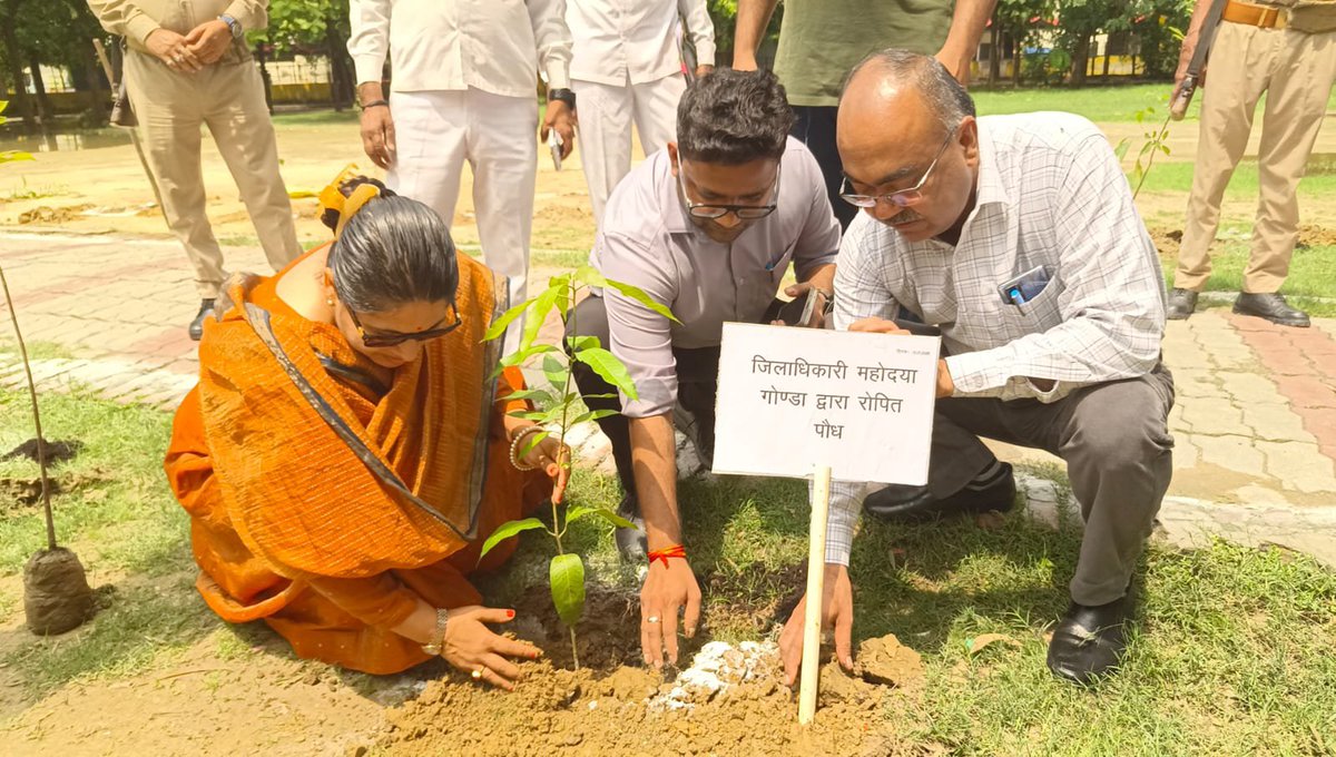 dmgonda2's tweet photo. वृक्षारोपण महाअभियान-2026 के अवसर पर गांधी पार्क में पौधारोपण किया गय।

एक पेड़ हर इंसान लगाए, हरियाली से भारत मुस्काए। पेड़ लगाएँ, जीवन बचाएँ, हरित भविष्य मिलकर बनाएँ। वृक्ष हैं धरती का सम्मान, इन्हीं से सुरक्षित है इंसान।

#पौधारोपण_महाअभियान_2026 
#गोण्डा_उत्तर_प्रदेश https://t.co/3zrsx96wEn