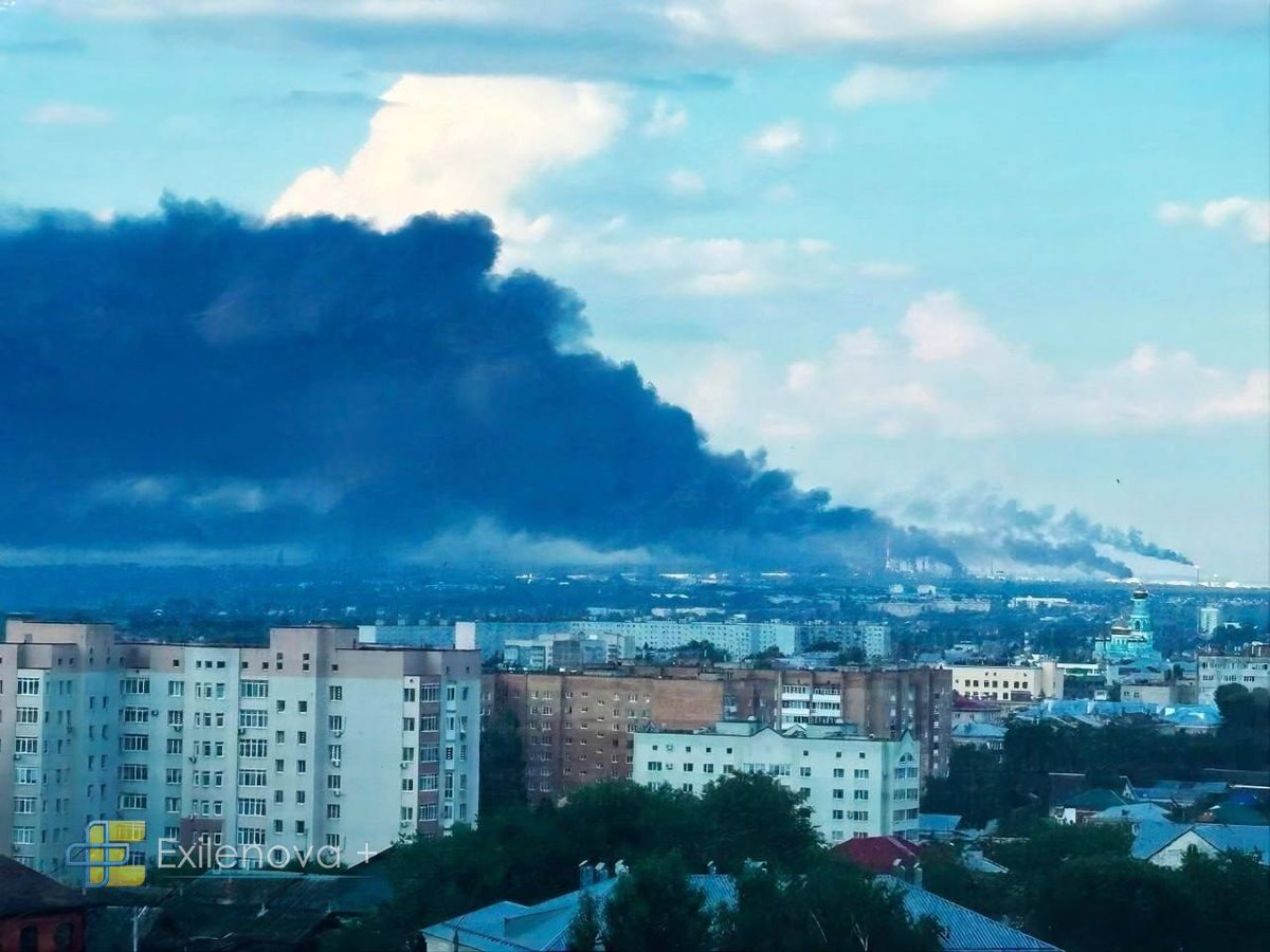 JayinKyiv's tweet photo. Petro Armageddon continues across Russia this morning, as the Syzran oil refinery is again targeted by Ukraine's drone fleets.

Several areas of the facility are currently burning. Owned by Rosneft, this refinery processes over 8 million tons/year or 180,000 barrels/day. https://t.co/tUraXWaDKD